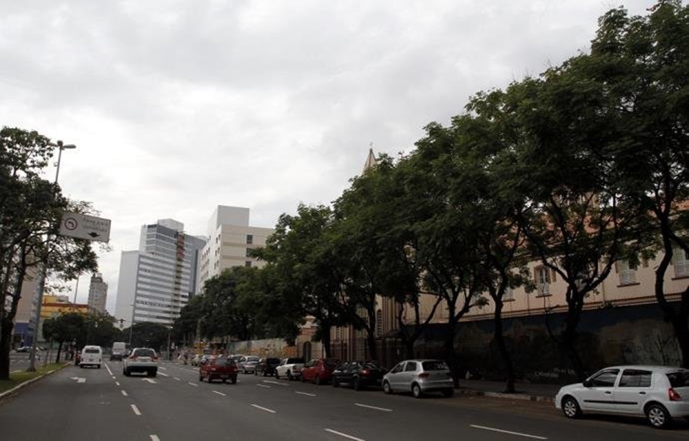 Ir para  <p>O ar quente e &uacute;mido forma &aacute;reas de instabilidade que podem trazer chuva no Rio Grande do Sul nesta quarta-feira. Durante a madrugada, a precipita&ccedil;&atilde;o pode avan&ccedil;ar em algumas cidades...